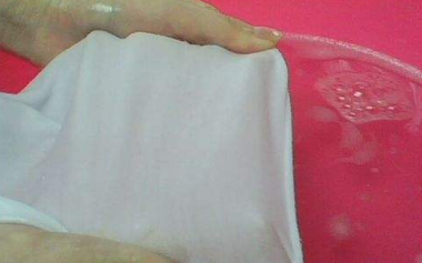 白衬衫上shang的油渍怎么去除 白衬衫上的油渍怎么去除掉（白衬衫上的油渍怎么快速去除）