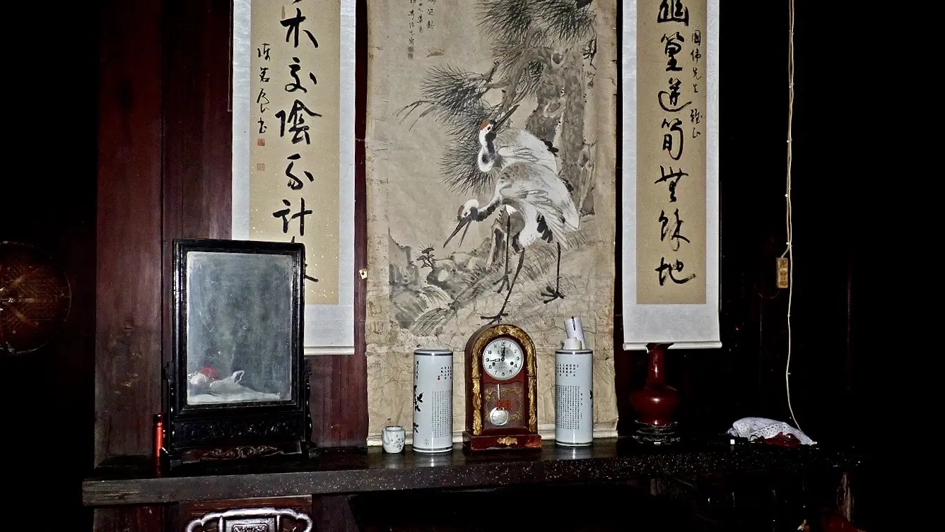 客厅镜子放在什么位置比较好;镜子在客厅放什么位置最好（客厅镜子放在哪里好）