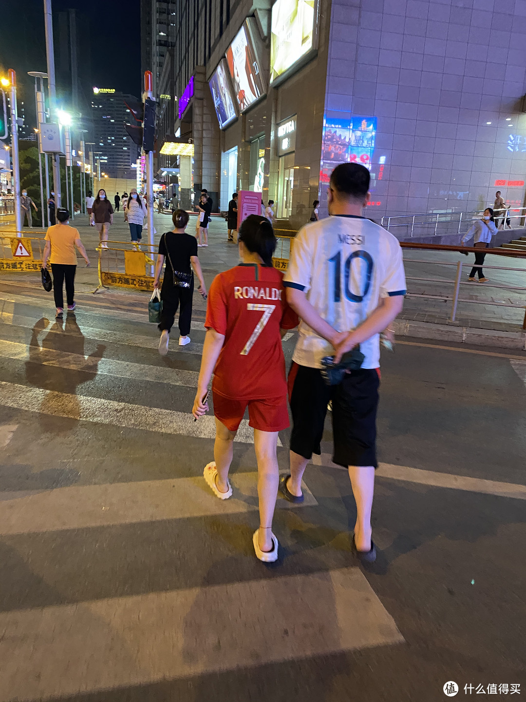 冠军衣服属于什么档次-冠军运动服是什么档次（冠军运动服是哪里的品牌）