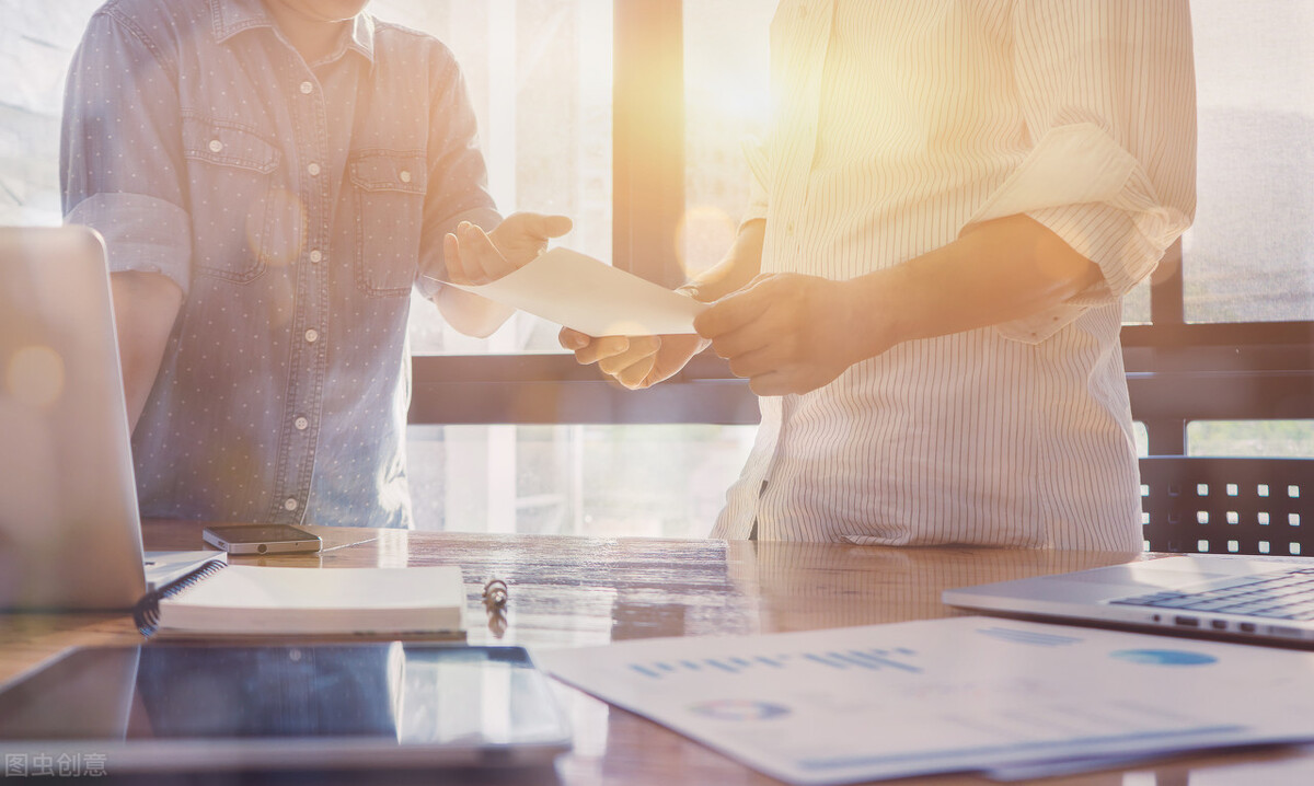 喷完乳胶漆可ke以开一点窗户吗，喷完乳胶漆可以开一点窗户吗视频