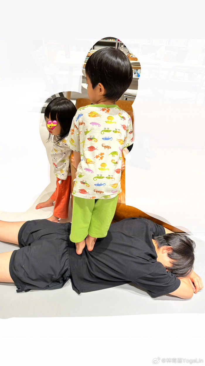 林宥嘉晒儿女帮自己踩背照 分享当爸感悟超暖心（林宥嘉的脚）