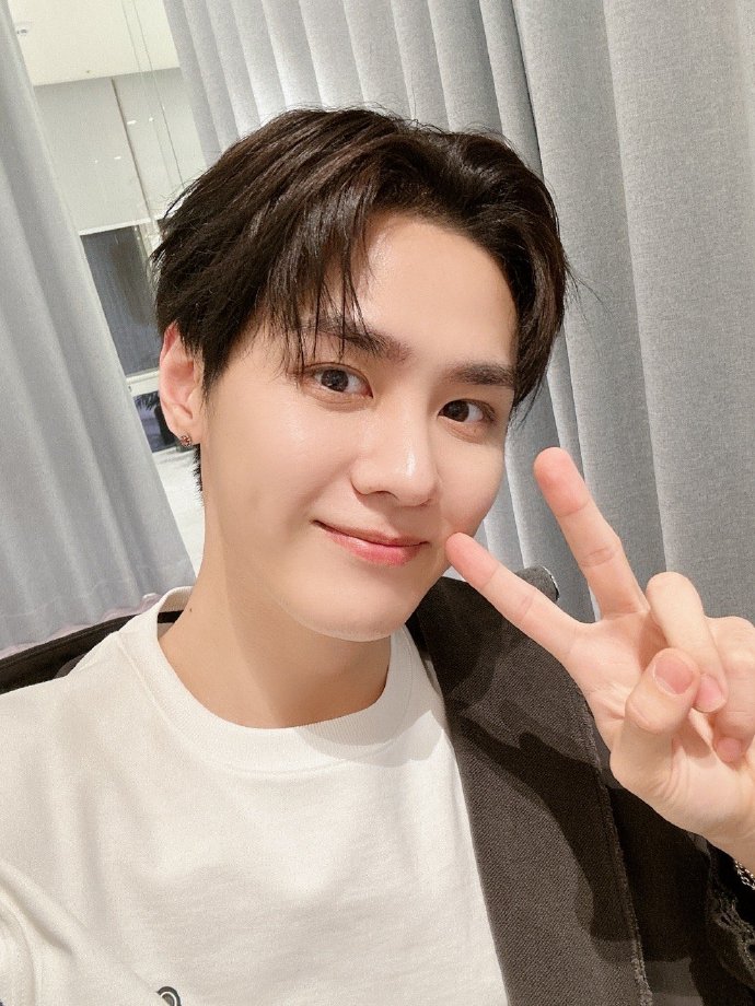 威神V成员钱锟脚腕受伤 将坐轮椅现身见面会（威神v_钱锟_kun的微博）