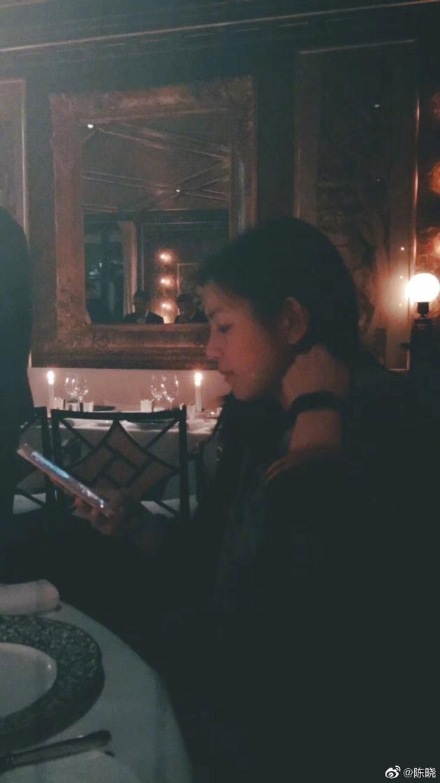 陈晓为陈妍希庆生夸赞不停 笑侃真不是刻意捧老婆（陈晓为陈妍希庆生晒妻女对比照）