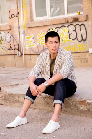 《龙虾刑警》主演王铮曝街拍 自信笃定彰显型男魅力（龙虾刑警王千源剧照）