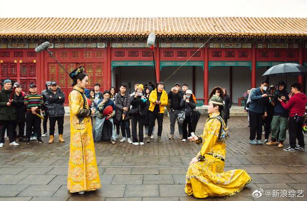 李嘉铭身穿戏服求婚刘泳希 刘泳希感动流泪（刘咏希 李嘉铭）