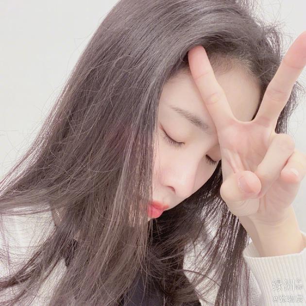 张碧晨绿洲晒素颜自拍 闭眼比剪刀手长睫毛抢镜（张碧晨绿洲动态）