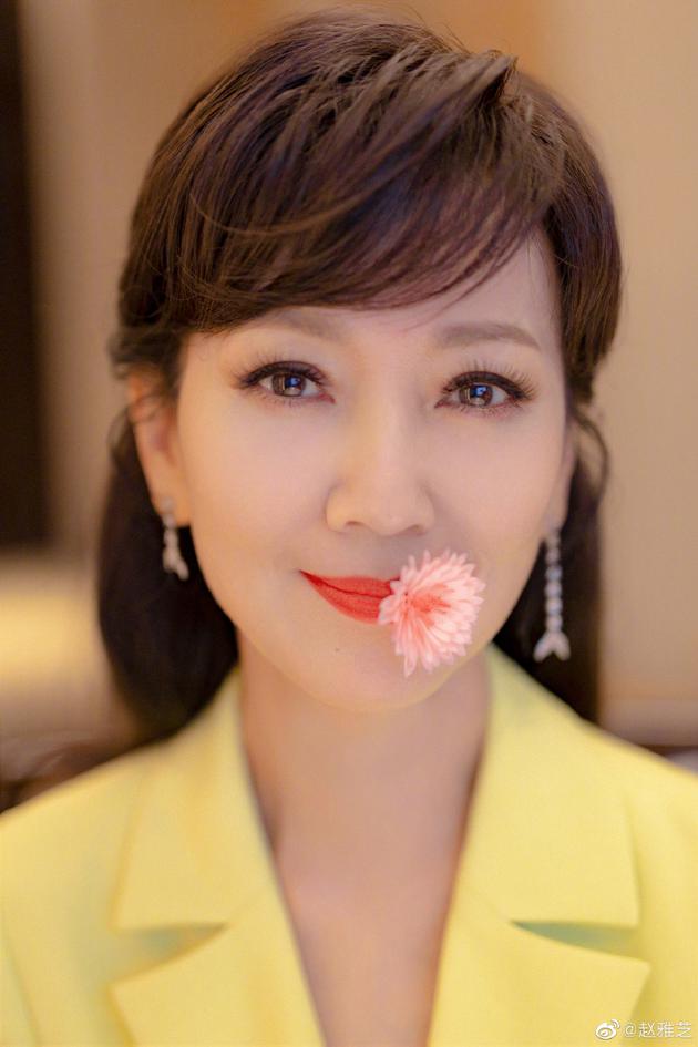 赵雅芝立春美照优雅宜人 穿鹅黄上衣浅笑人比花娇（赵雅芝气质优雅）