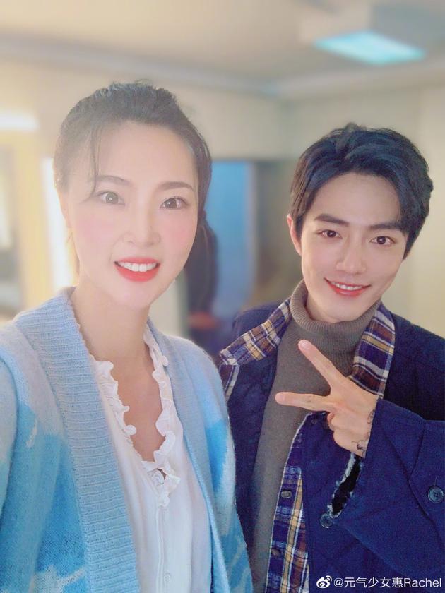 惠若琪春晚后台成功追星肖战 两人合影身高差超萌（惠若琪和肖战合影）