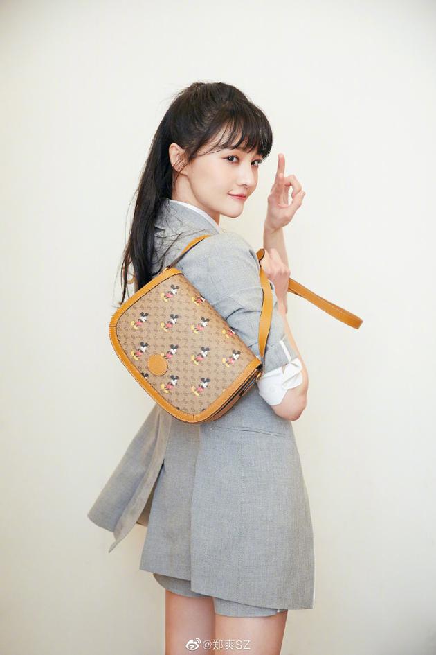 郑爽齐刘海造型超减龄 对镜比耶倒鼠新春元气满满（郑爽齐刘海图片最新）