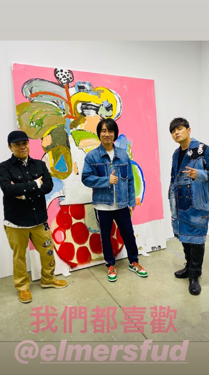 周杰伦穿牛仔外套台北看画展 晒与蔡康永同框合照（周杰伦穿牛仔裤）