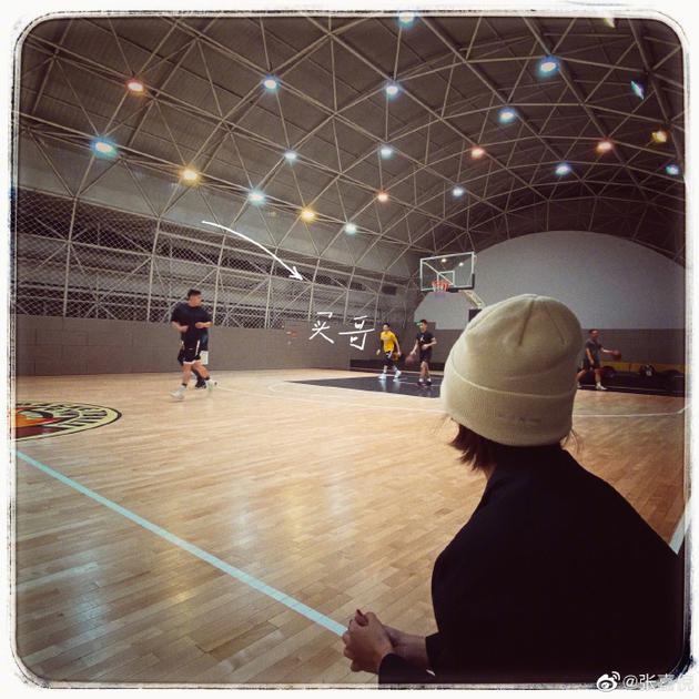 张嘉倪晒看买超打球背影照 坐一旁握拳观看超甜蜜（买超张嘉倪打篮球视频）