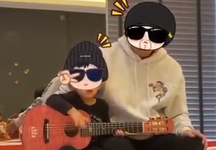 有天赋！小小周弹唱《听妈妈的话》感动昆凌（听听小小）