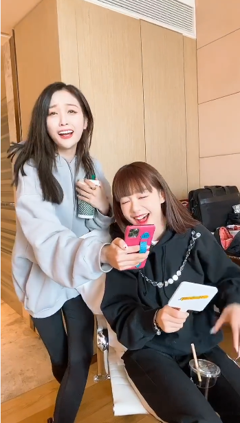 吴宣仪段奥娟为Sunnee应援 两人忘我唱歌搞笑互动（段奥娟公演）