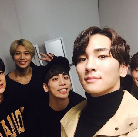 Key军中晒SHINee合照 粉丝泪崩：你一直放在身上