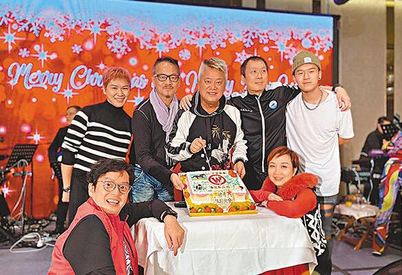 陈百强获明星足球队贺寿 谭咏麟献唱《明年今日》（陈百强唱谭咏麟的歌）