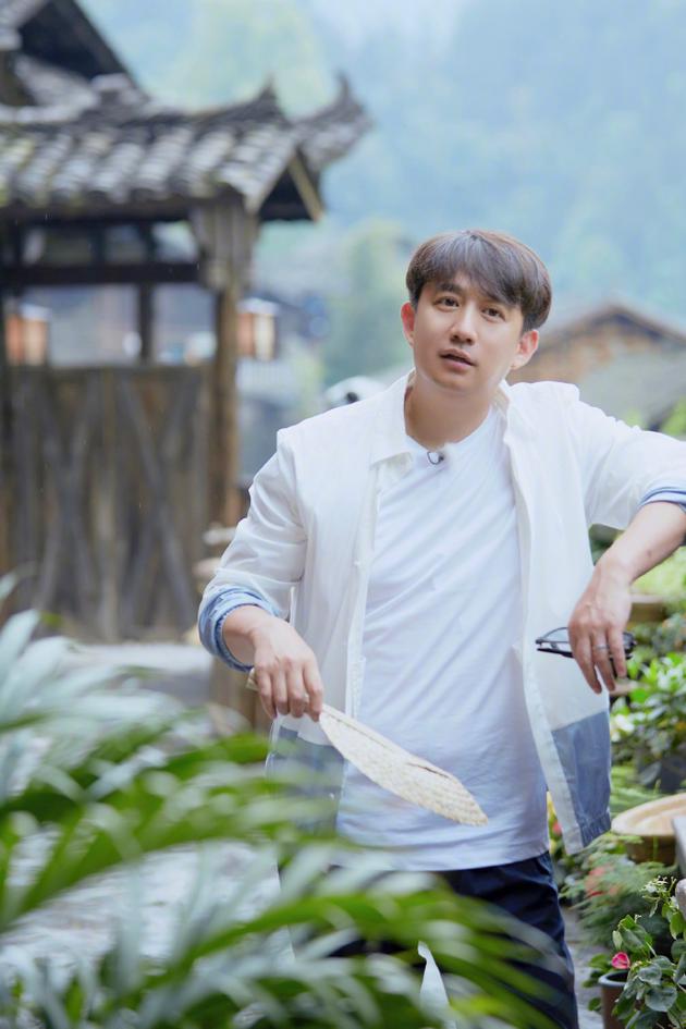 何炅凌晨发文为黄磊庆生并催菜谱:想到你我又饿了（何炅和黄磊的这段对话）