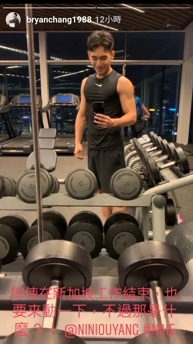 张书豪健身房晒肌肉 女友欧阳妮妮姿势奇怪趴一旁（张书豪欧阳娜娜）