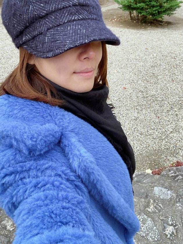 林心如绿洲诉苦称自己胖了 自拍只敢露出下半张脸（林心如绿色衣服）