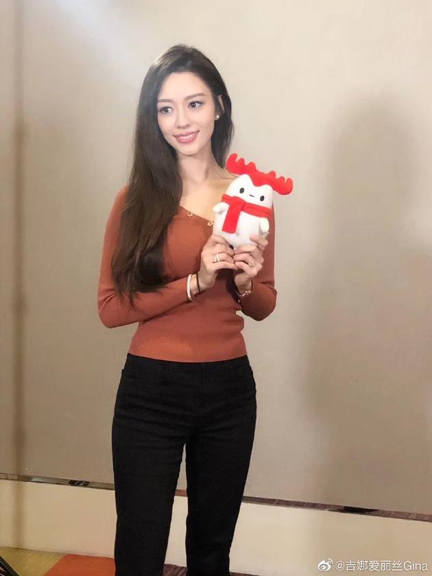 郎朗娇妻吉娜分享今日美貌 简单装扮难掩超绝气质（郎朗,吉娜）