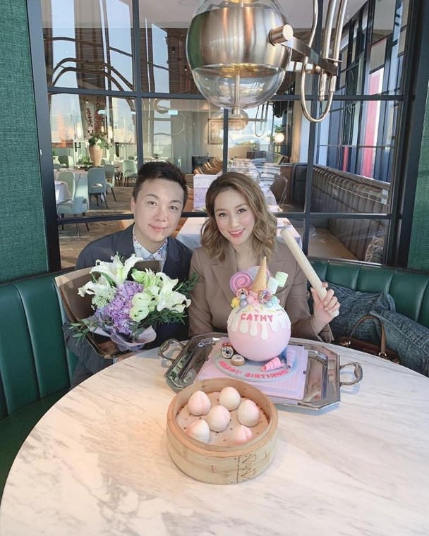 阔太徐子淇提前庆祝生日 皮肤红润紧致不像37岁（徐子淇阔太合影）