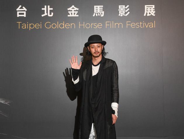 小田切让拍戏为狐狸差点发飙 跟演员讲戏不带墨镜（小田切让太帅了）