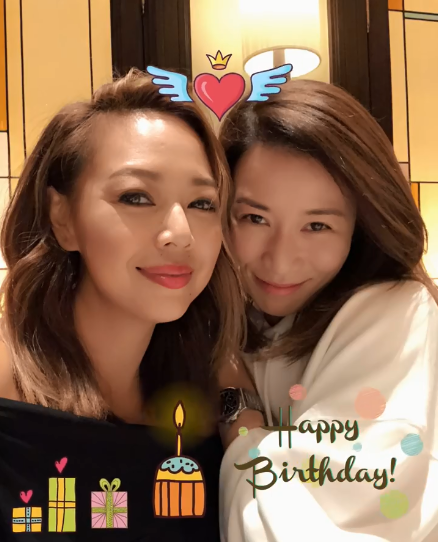 佘诗曼为好友钟丽淇庆生 两人相互依偎姐妹情深（佘诗曼和钟嘉欣）