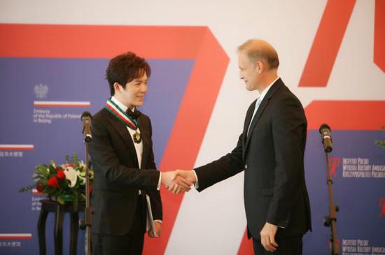 李云迪荣获波兰至高"荣耀艺术"文化勋章金质奖章（18岁李云迪波兰演奏）
