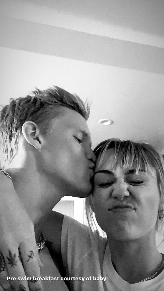 公开秀恩爱！歌手科迪-辛普森晒与麦莉亲密合影（科迪·辛普森）