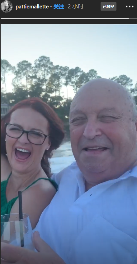 比伯妈妈外公出发前往婚礼场地 笑容满面心情大好（比伯爸爸妈妈）