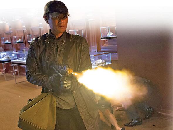 古天乐新片扮劫匪 香港闹市封路拍珠宝行抢劫（古天乐香港警匪片）