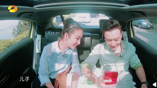 黄晓明与儿子视频通话 小海绵奶音太萌！（黄晓明儿子小海绵照片）