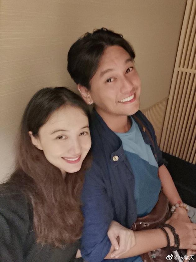 结婚三周年出专辑 朱孝天深情告白太太：风雨同路（朱孝天婚礼视频）