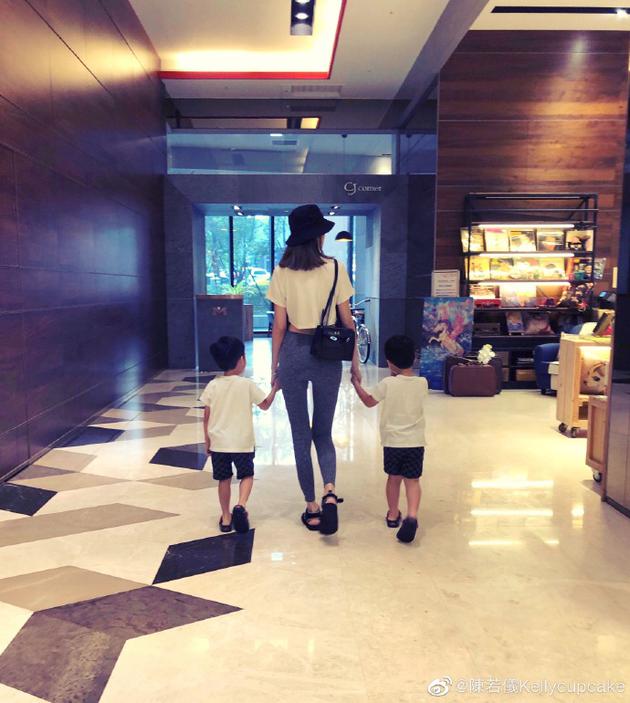 Kimi拍妈妈陈若仪牵弟弟逛街 摄影技术被赞有天赋（kimi是陈若仪亲生的吗）