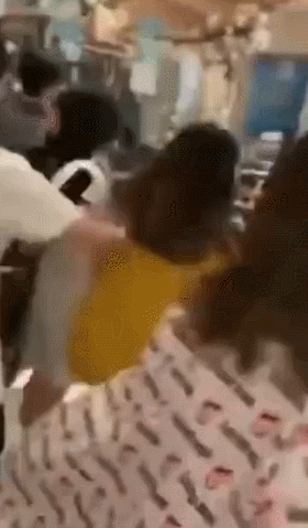 肖战遇私生围堵拔腿飞奔 被激光笔照射视频曝光（肖战brtv）