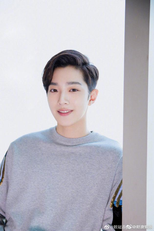 赖冠霖机场拥挤被踩掉鞋 发文呼吁粉丝不要接机（赖冠霖机场瞪粉丝澄清）