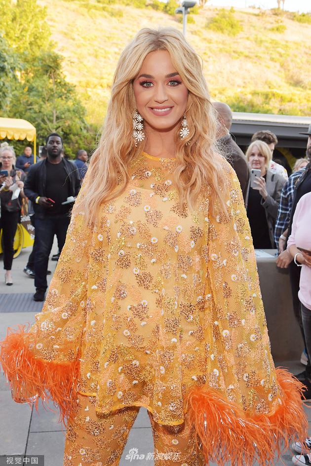 水果姐被曝性骚扰男模 当事人:感到可怜和尴尬（水果姐颜值巅峰）