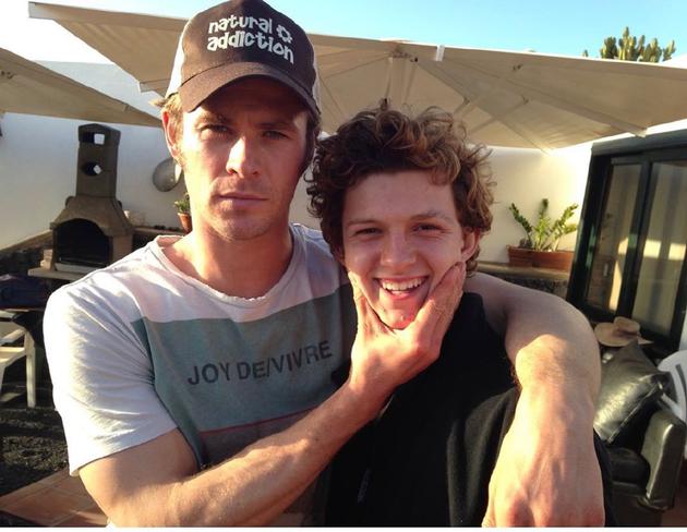 好嫩！荷兰弟晒与锤哥5年前片场旧照为其庆生（荷兰锤子输了的比赛）