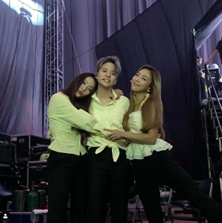 Krystal久违晒f(x)合影 与AmberLuna相拥粉丝泪奔（krystal ins）