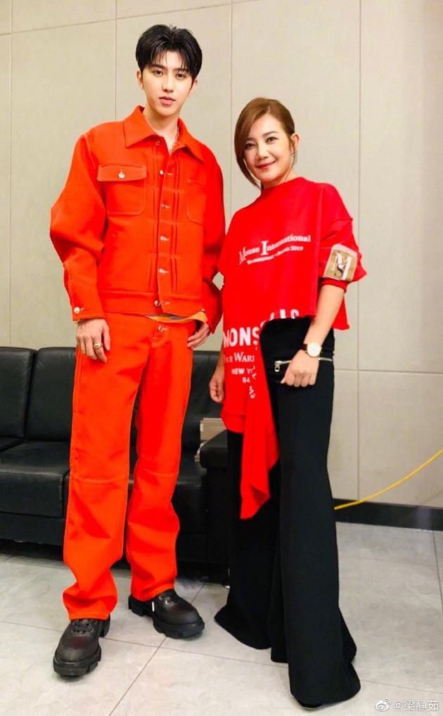 梁静茹合影蔡徐坤红红火火 赞后辈努力有才华（梁静茹和谁合唱过）