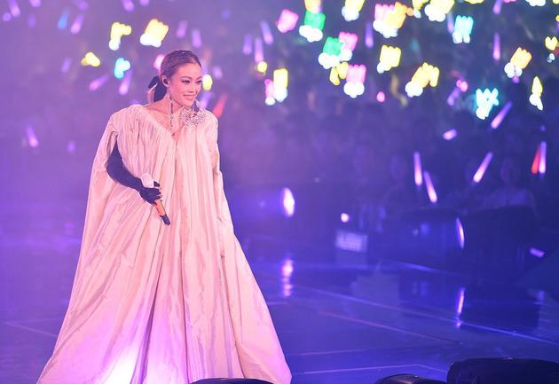 容祖儿首场演唱会升降台出故障 发文向粉丝道歉（容祖儿演唱会隆重登场）