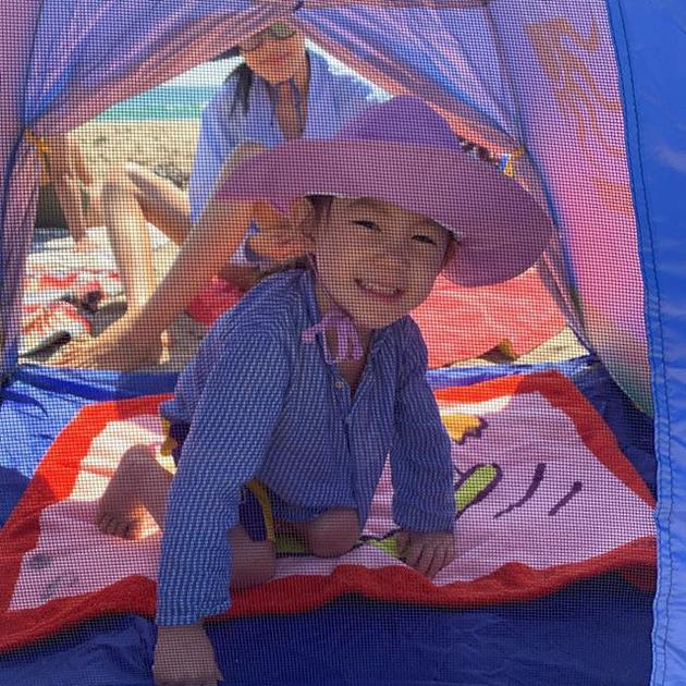 陈冠希晒全家度假照 女儿坐在帐篷里笑容治愈（陈冠希晒全家合影）