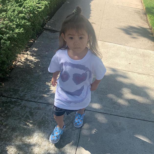 陈冠希晒女儿Alaia萌照 梳半丸子头可爱似小公主（陈冠希女儿 中文名）
