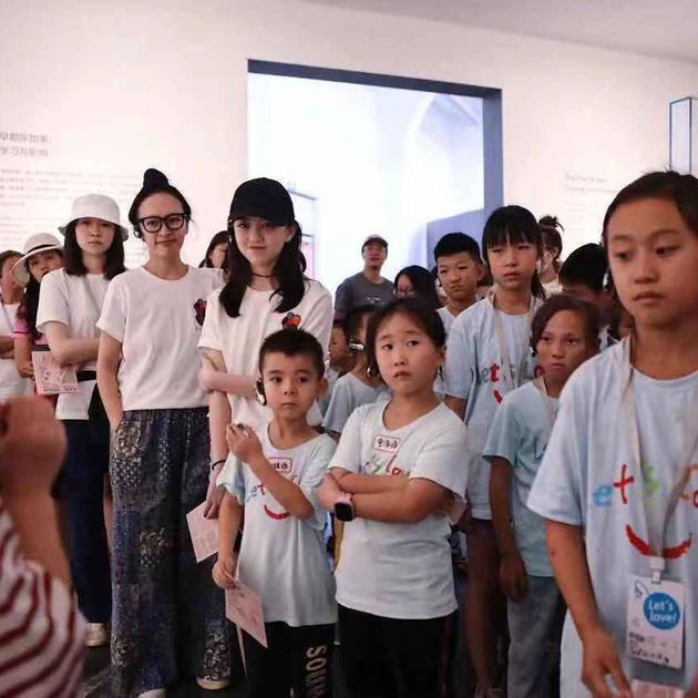 李嫣赞毕加索画作百闻不如一见 与唇腭裂儿童合照（李嫣的画）