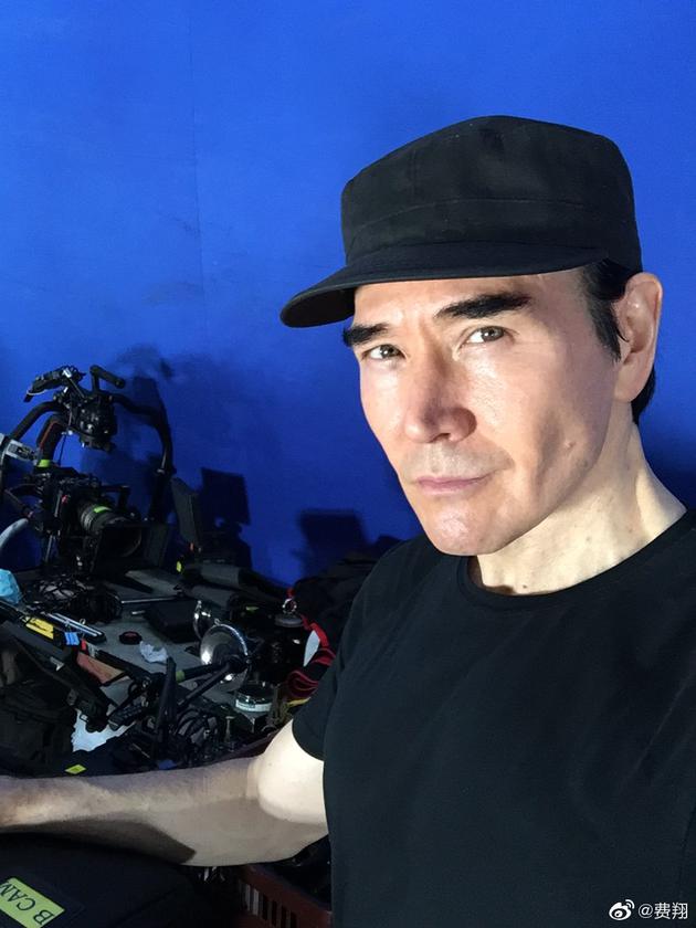 费翔罕见晒自拍秀“不老”颜值 粉丝心疼：太瘦了