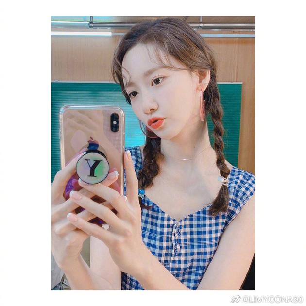 林允儿扎双麻花辫嘟嘴自拍 蓝色格子裙清凉过夏天（林允儿双马尾辫）